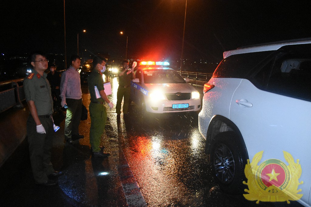 Lời khai của nhóm đi 6 ô tô mang theo súng, quả nổ bị bắt trên cầu Rạch Miễu-2