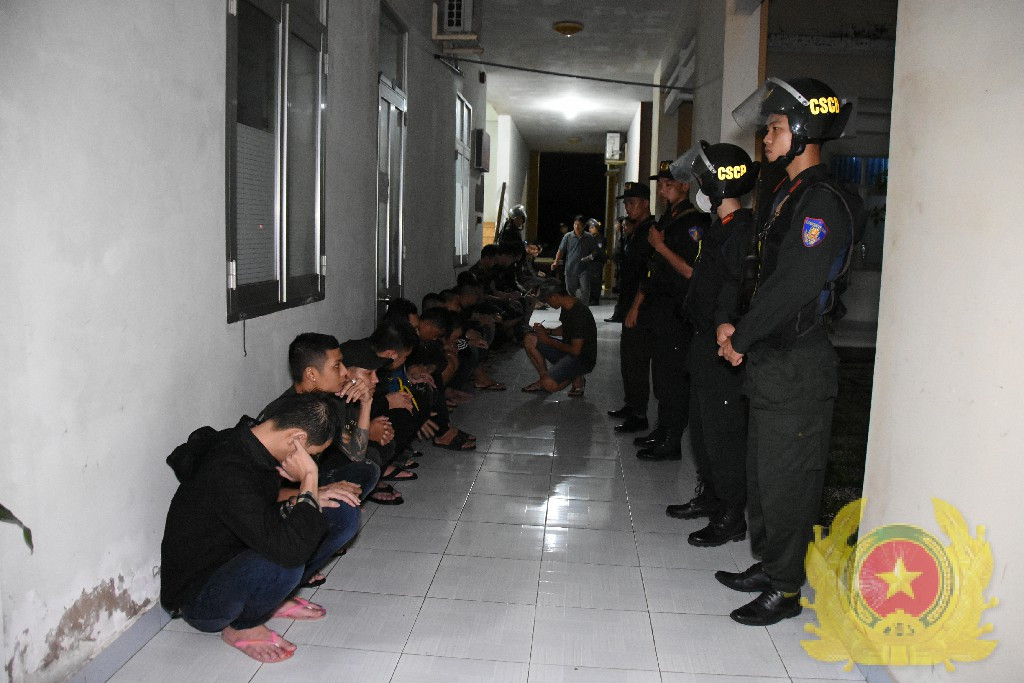 Lời khai của nhóm đi 6 ô tô mang theo súng, quả nổ bị bắt trên cầu Rạch Miễu-1