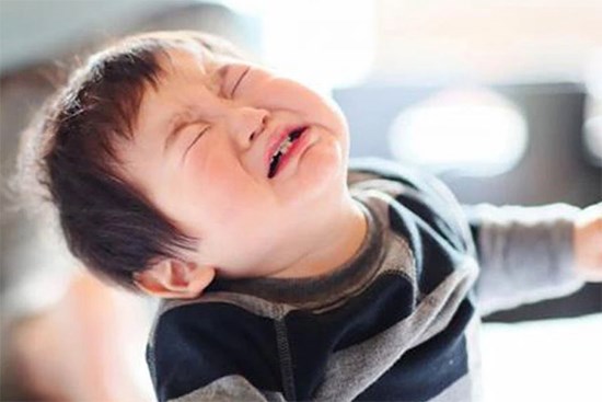 Khi trẻ đang tức giận, cha mẹ nói 3 câu này chẳng khác nào 