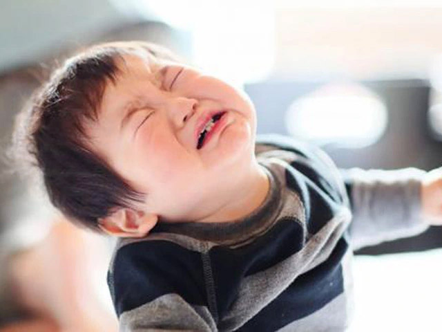 Khi trẻ đang tức giận, cha mẹ nói 3 câu này chẳng khác nào đổ thêm dầu vào lửa-3