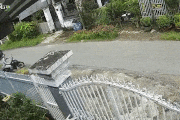 Clip: Trộm xe bị camera ghi hình, đôi vợ chồng có hành động bất ngờ-1