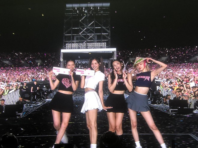 Clip Lisa (BLACKPINK) bị fan ném lightstick vào người tại siêu concert ở Hà Nội, thực hư ra sao?-3