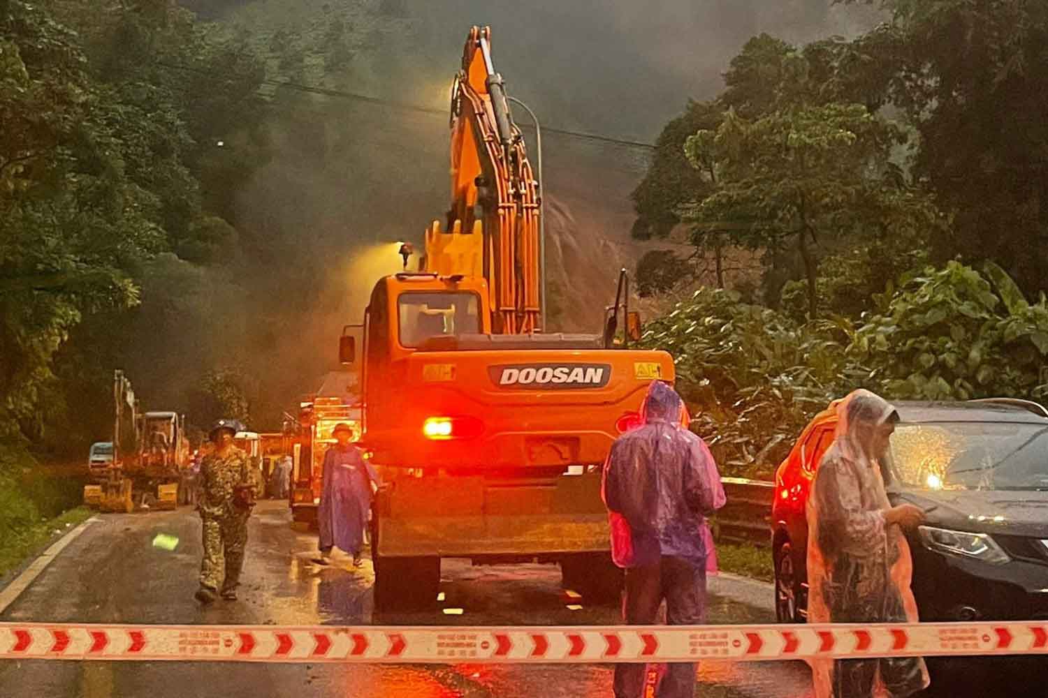 Các hãng xe chạy tuyến TP.HCM - Đà Lạt phải đi vòng do sạt lở đèo Bảo Lộc-1