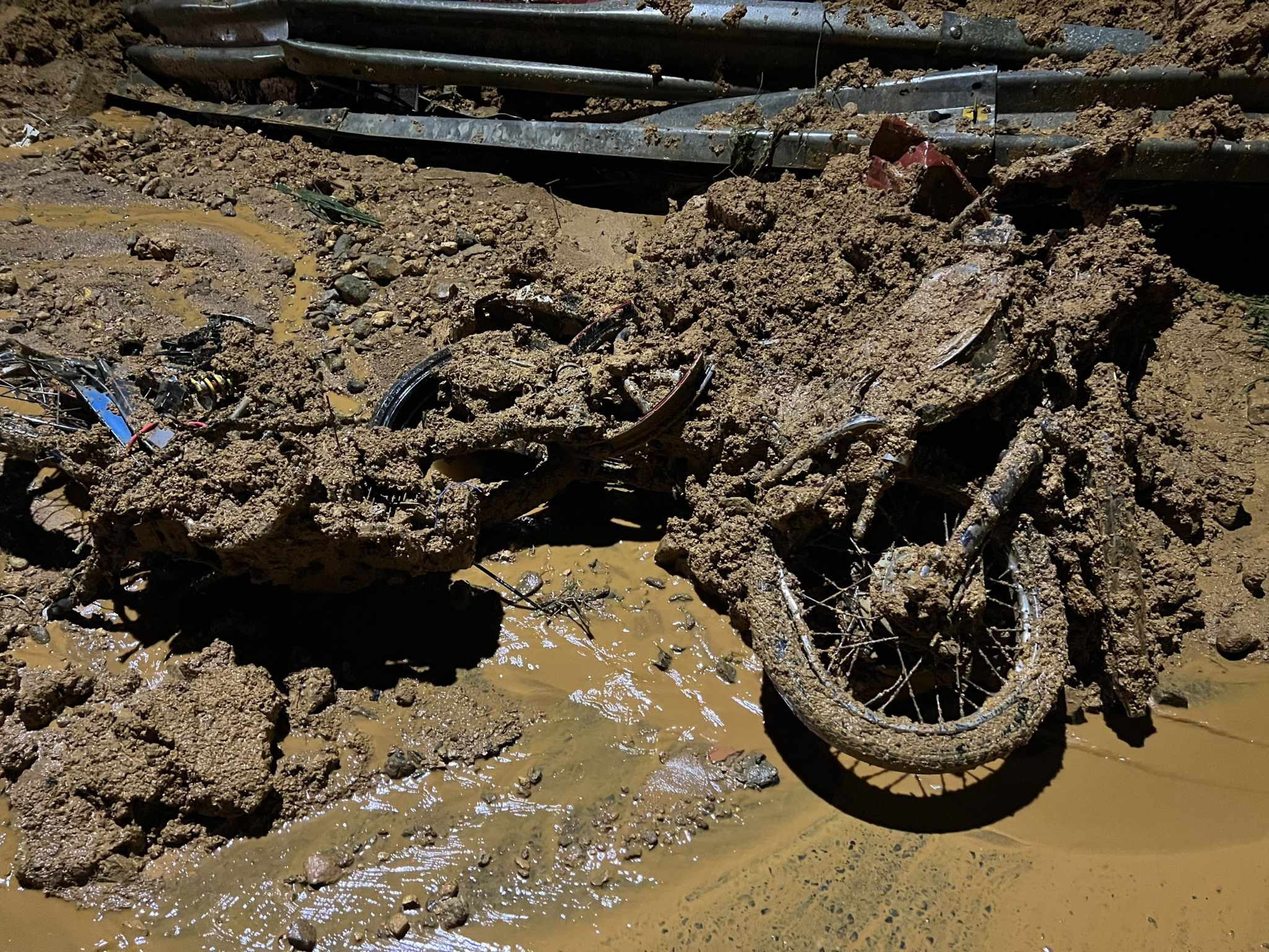 Xuyên đêm tìm kiếm nạn nhân mất tích vụ sạt lở đèo Bảo Lộc-2