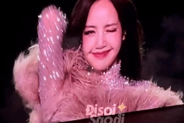 Biểu cảm bất lực” của Đoàn Văn Hậu, Độ Mixi, Hà Đức Chinh khi bị nóc nhà” ép đi xem concert BLACKPINK-2