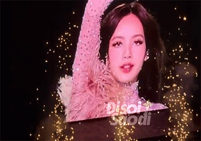 Rầm rộ clip Lisa bật tắt chế độ biểu diễn và tính cách thật ngoài đời ngay trên sân khấu BLACKPINK Hà Nội đêm 2-2