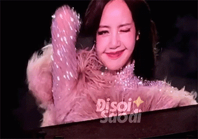 Rầm rộ clip Lisa bật tắt chế độ biểu diễn và tính cách thật ngoài đời ngay trên sân khấu BLACKPINK Hà Nội đêm 2-3