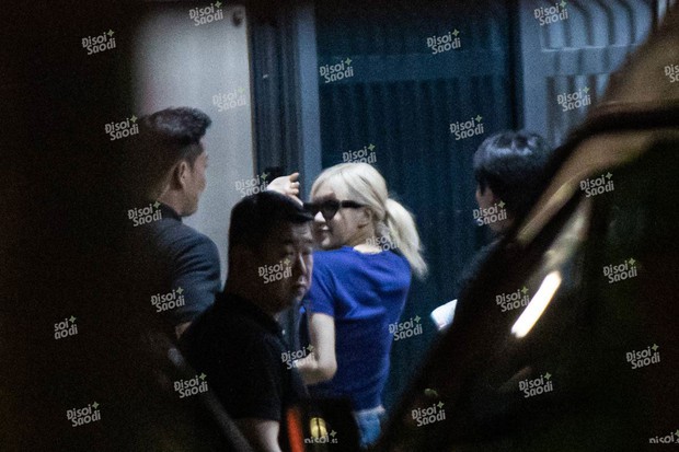 Rosé tươi rói chào tạm biệt, cùng Jisoo - Jennie ra sân bay về Hàn luôn sau concert Hà Nội-2