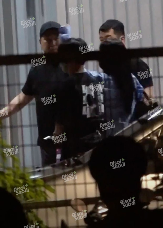 Rosé tươi rói chào tạm biệt, cùng Jisoo - Jennie ra sân bay về Hàn luôn sau concert Hà Nội-3