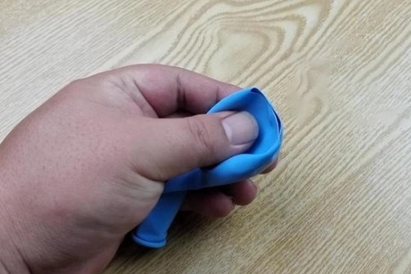 Đặt một quả bóng bay trong phòng tắm có tác dụng gì?-1