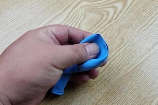 Đặt một quả bóng bay trong phòng tắm có tác dụng gì?