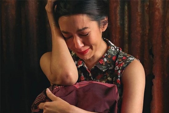 Ốm nằm nhà gọi điện cho chồng nhưng anh thờ ơ, nghe tiếng động ngoài cửa tôi bật khóc