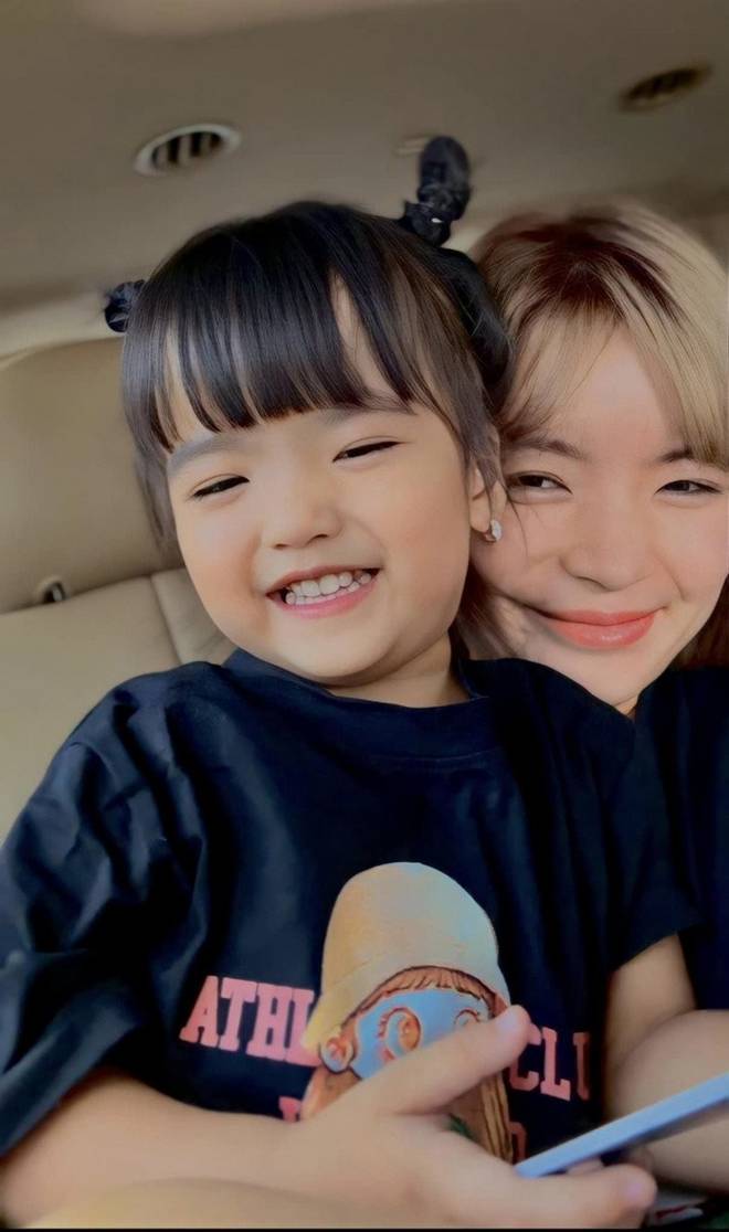 Vợ Mạc Văn Khoa từng đau lòng nói bố mẹ không đẹp nên sinh con không đẹp”, 3 năm sau con gái như búp bê-8