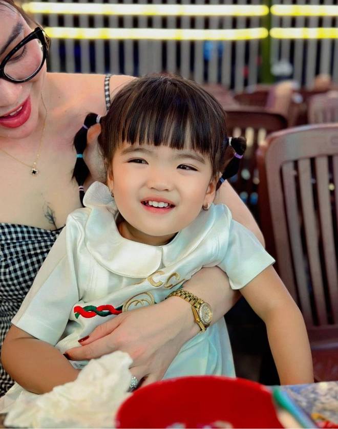 Vợ Mạc Văn Khoa từng đau lòng nói bố mẹ không đẹp nên sinh con không đẹp”, 3 năm sau con gái như búp bê-9