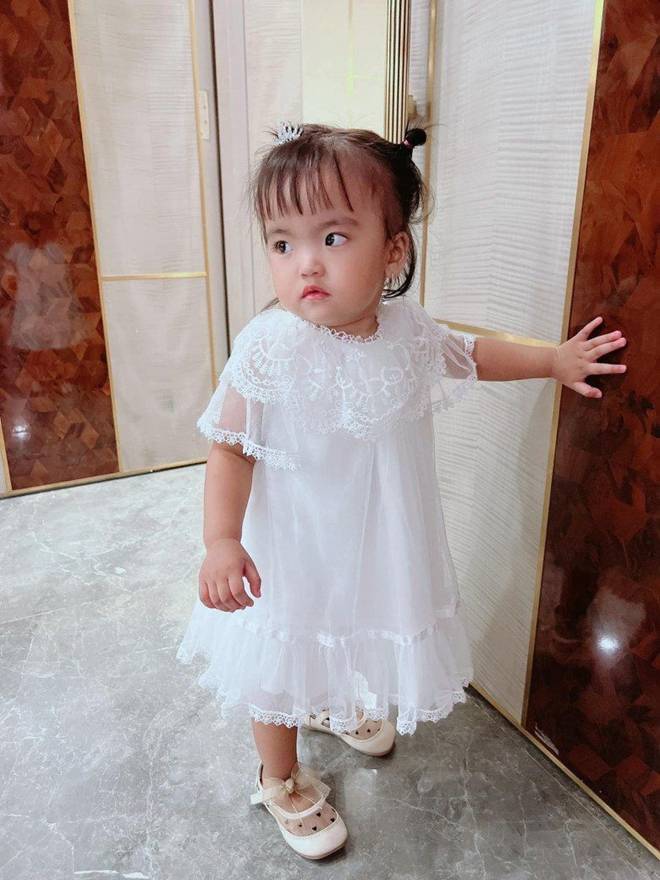 Vợ Mạc Văn Khoa từng đau lòng nói bố mẹ không đẹp nên sinh con không đẹp”, 3 năm sau con gái như búp bê-10