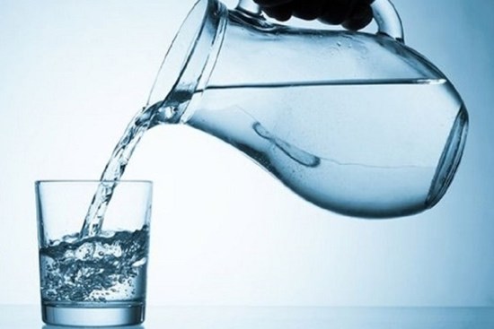 Nước đun sôi để nguội có bị thiu không?