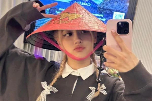Riêng mình Lisa xõa tóc, Jennie là bà hoàng ruy băng trong Born Pink Hà Nội ngày 2-5
