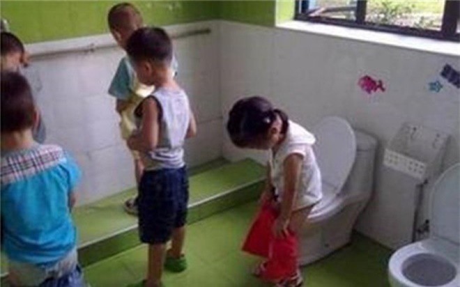 Con trai liên tục sờ tay vào vùng kín, dùng chăn cọ xát chỗ đó, bố mẹ phải làm 2 việc này ngay lập tức-1