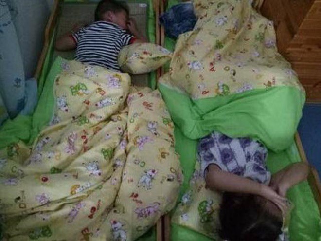 Con trai liên tục sờ tay vào vùng kín, dùng chăn cọ xát chỗ đó, bố mẹ phải làm 2 việc này ngay lập tức-3