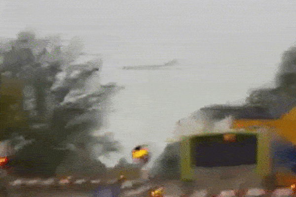 Clip: Mắc kẹt trên đường ray, xe buýt bị tàu hỏa đâm vỡ đôi