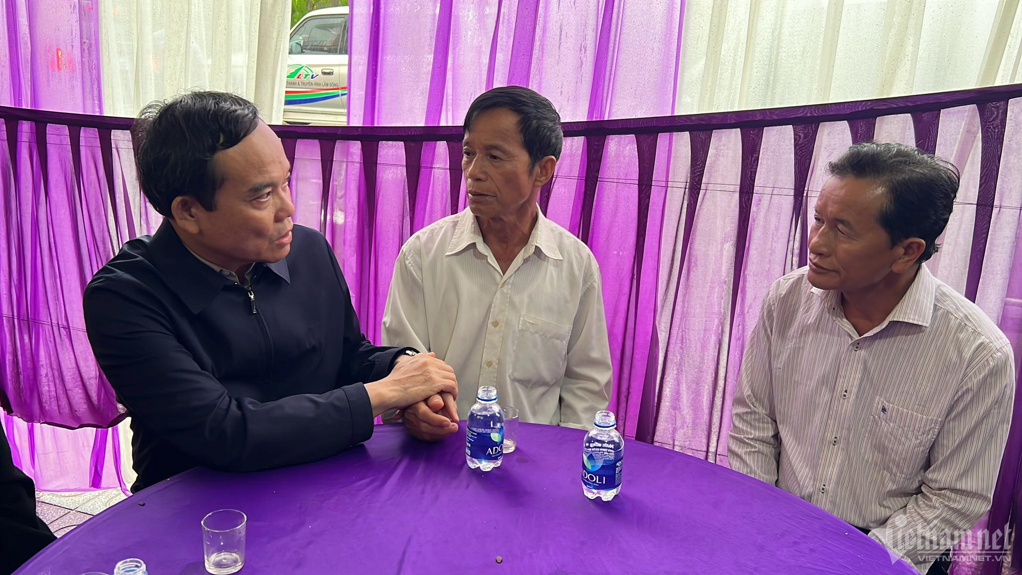 Phó Thủ tướng Trần Lưu Quang thăm hỏi gia đình nạn nhân vụ sạt lở đèo Bảo Lộc-1
