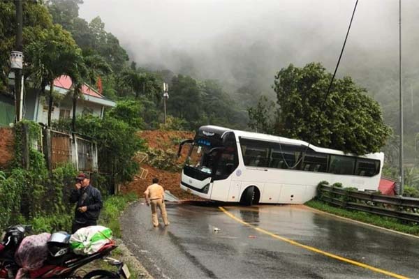 Đang làm định danh điện tử, công an nhảy xuống sông cứu cô gái tự tử-2