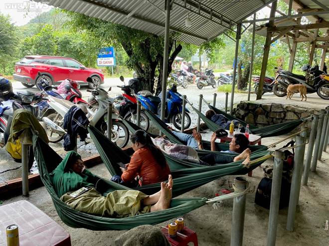Người dân kẹt lại dưới chân đèo Bảo Lộc nhiều giờ, chờ đợi thông xe-2