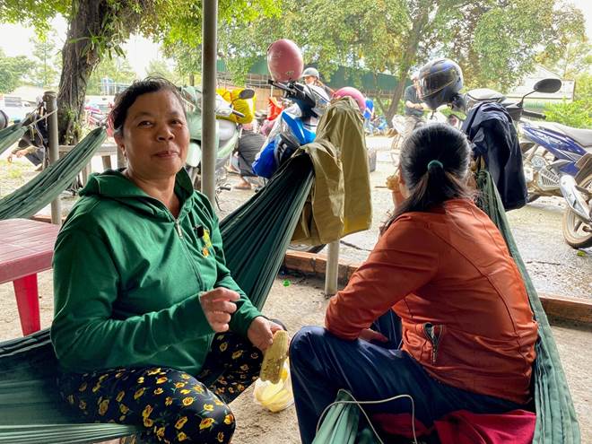 Người dân kẹt lại dưới chân đèo Bảo Lộc nhiều giờ, chờ đợi thông xe-4
