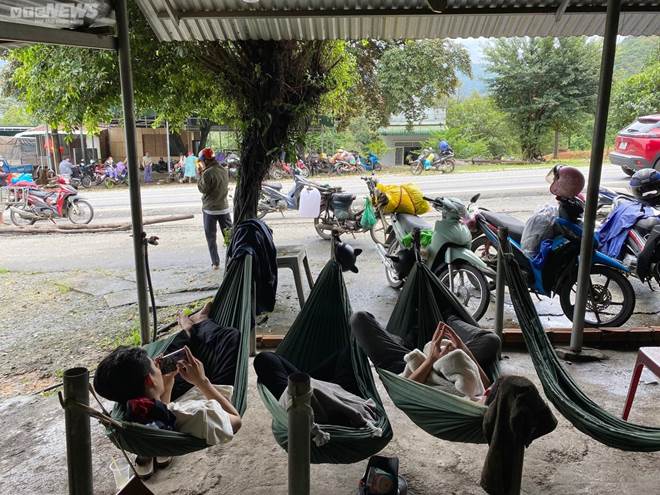 Người dân kẹt lại dưới chân đèo Bảo Lộc nhiều giờ, chờ đợi thông xe-7