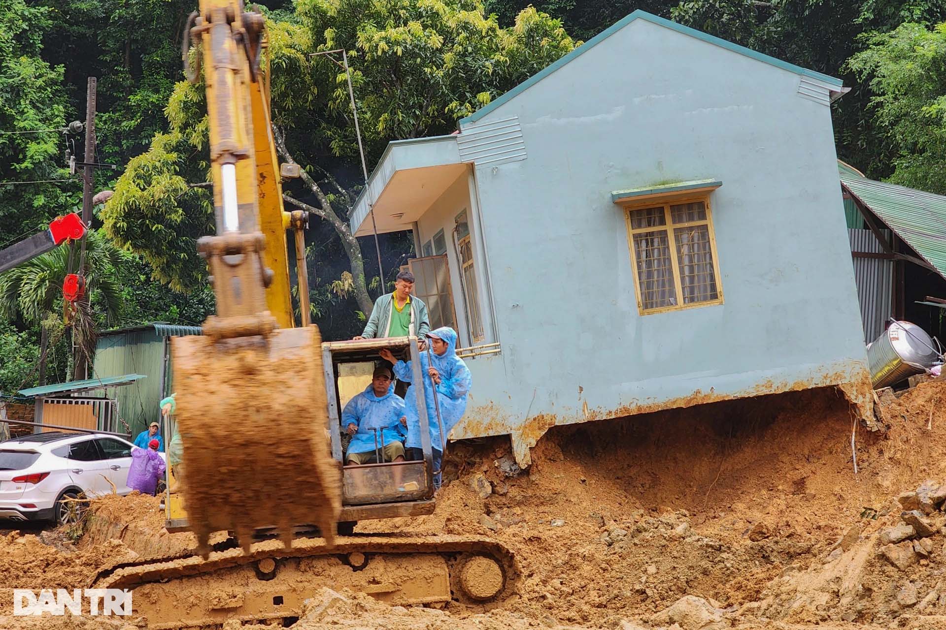 Hiện trường vụ sạt lở khiến 4 người bị vùi lấp ở đèo Bảo Lộc-3