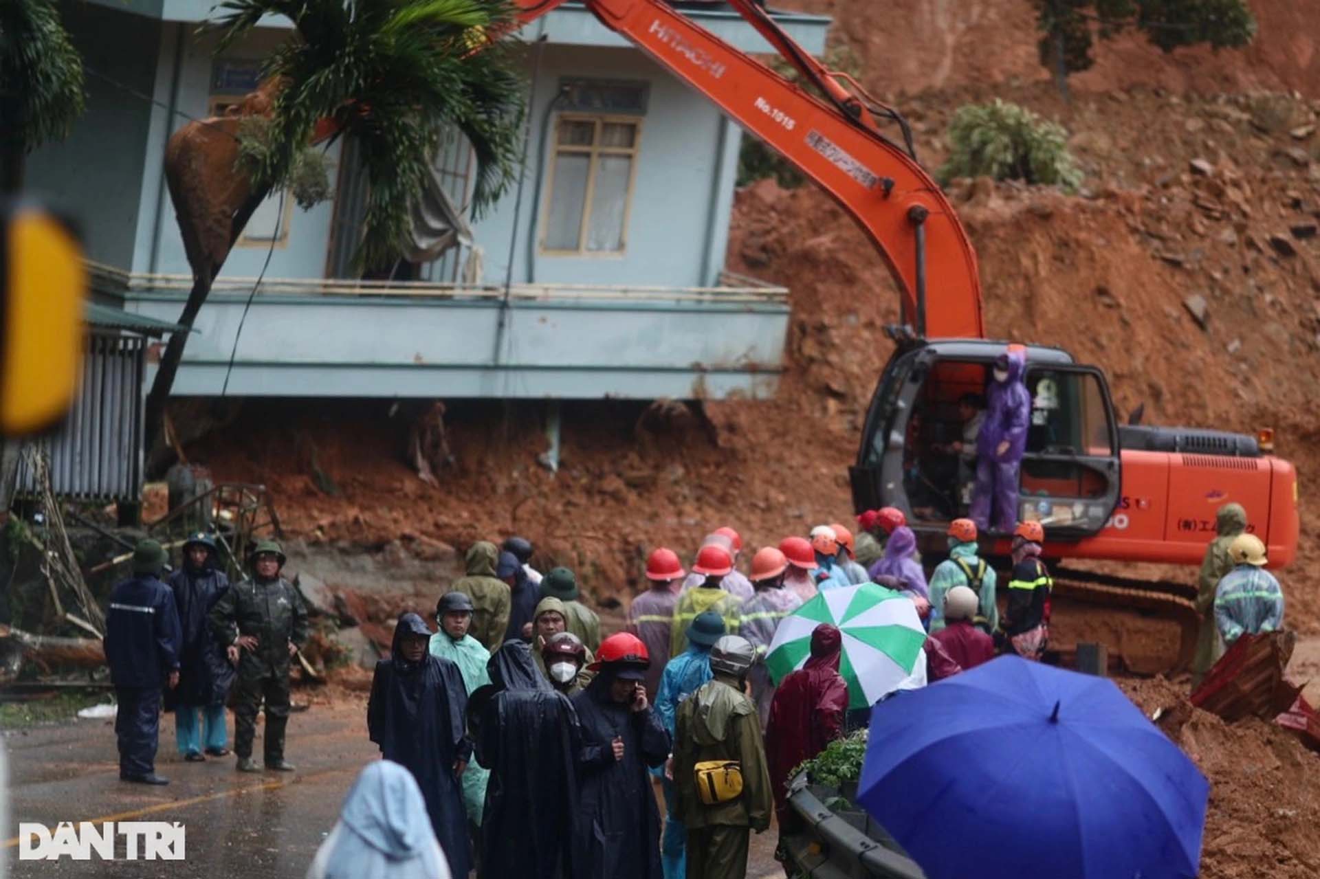 Hiện trường vụ sạt lở khiến 4 người bị vùi lấp ở đèo Bảo Lộc-5