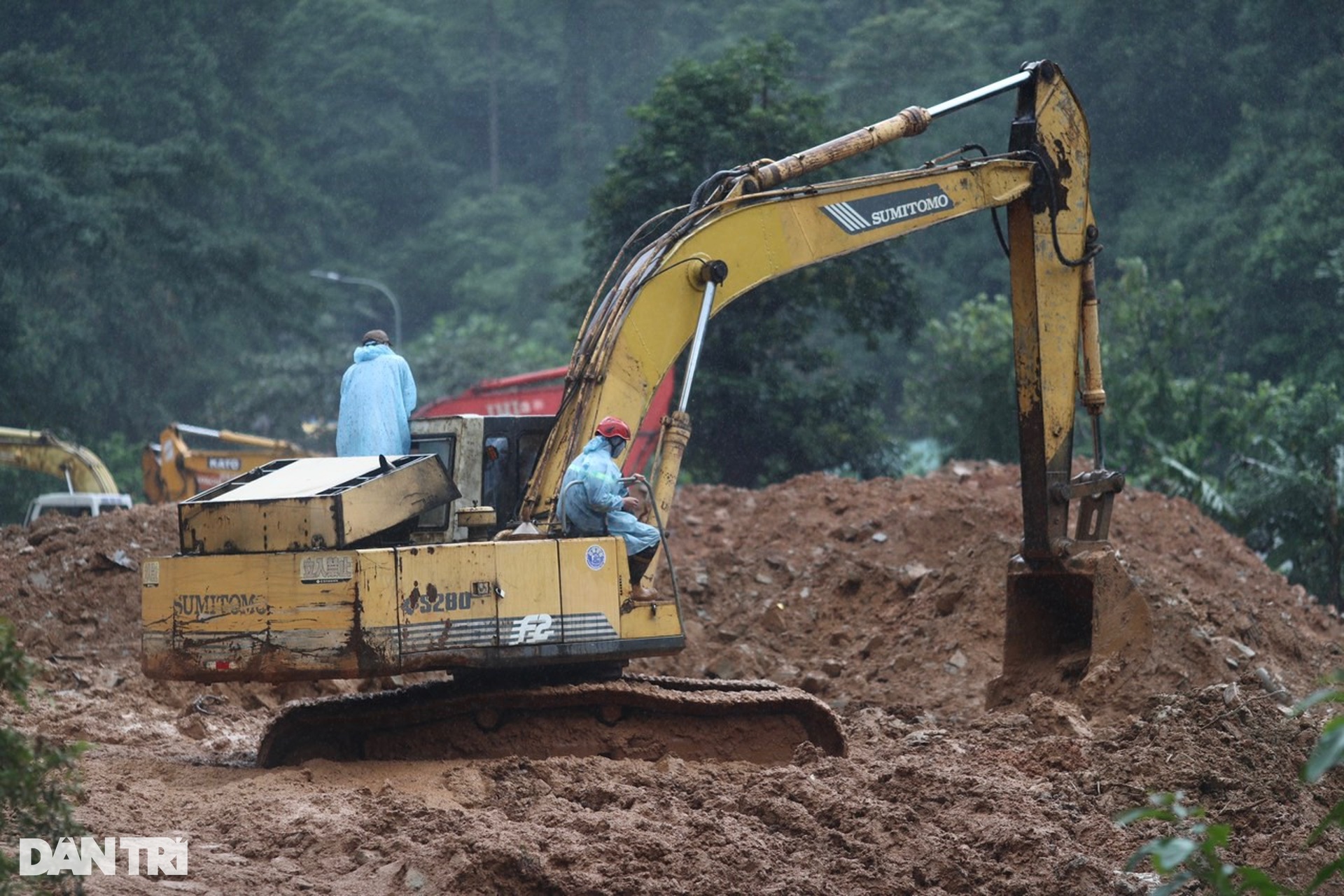 Hiện trường vụ sạt lở khiến 4 người bị vùi lấp ở đèo Bảo Lộc-6