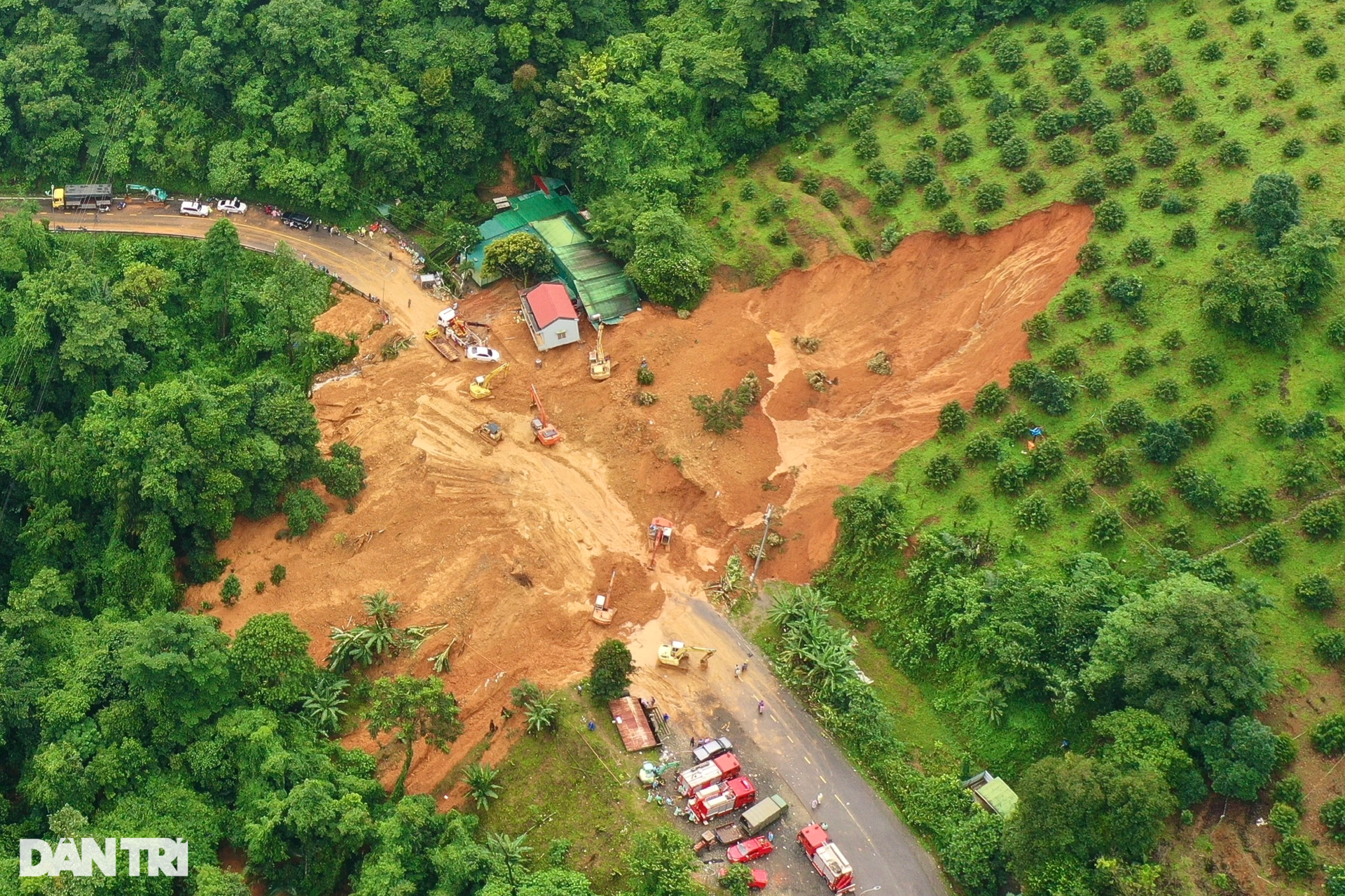 Hiện trường vụ sạt lở khiến 4 người bị vùi lấp ở đèo Bảo Lộc-12