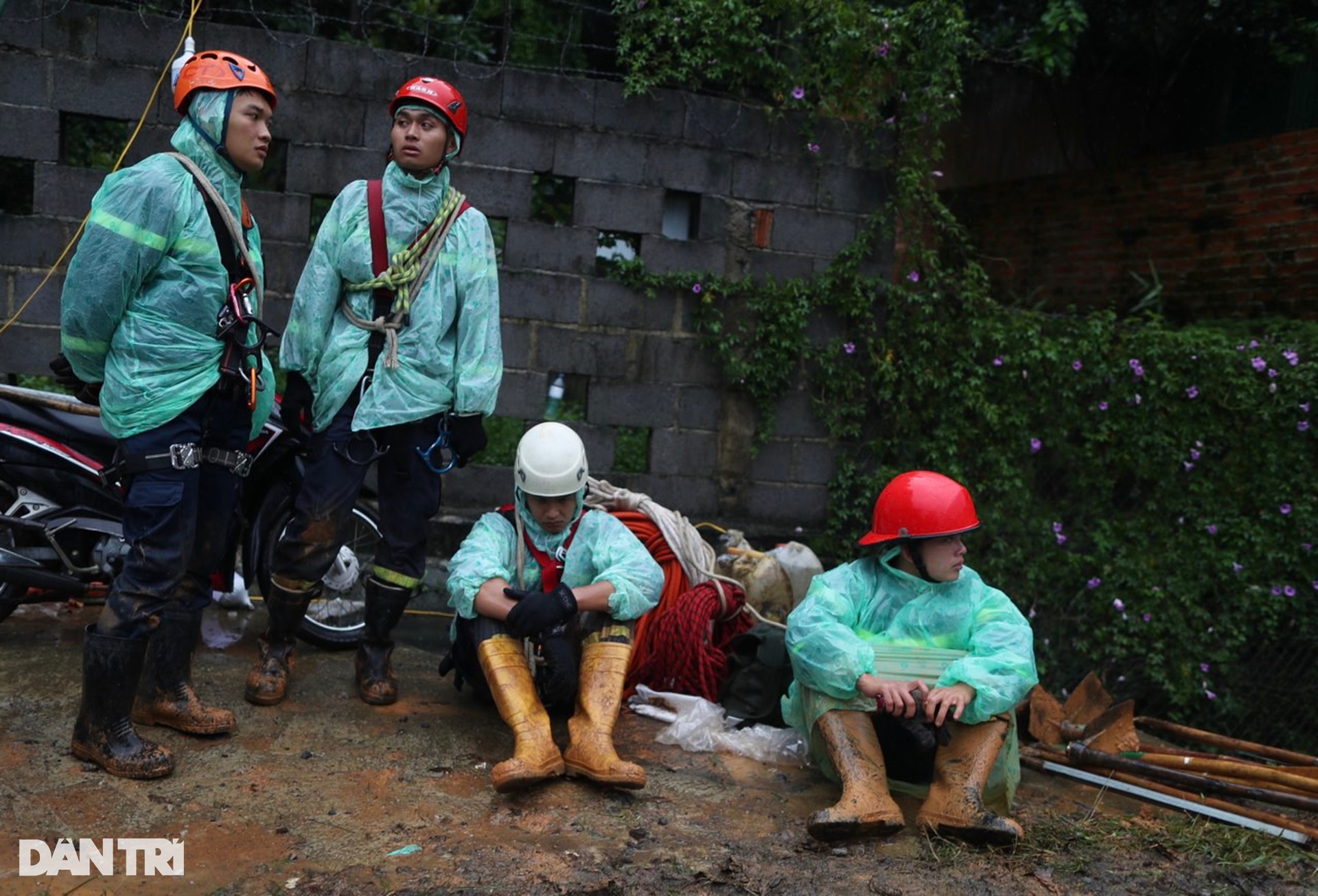 Hiện trường vụ sạt lở khiến 4 người bị vùi lấp ở đèo Bảo Lộc-13