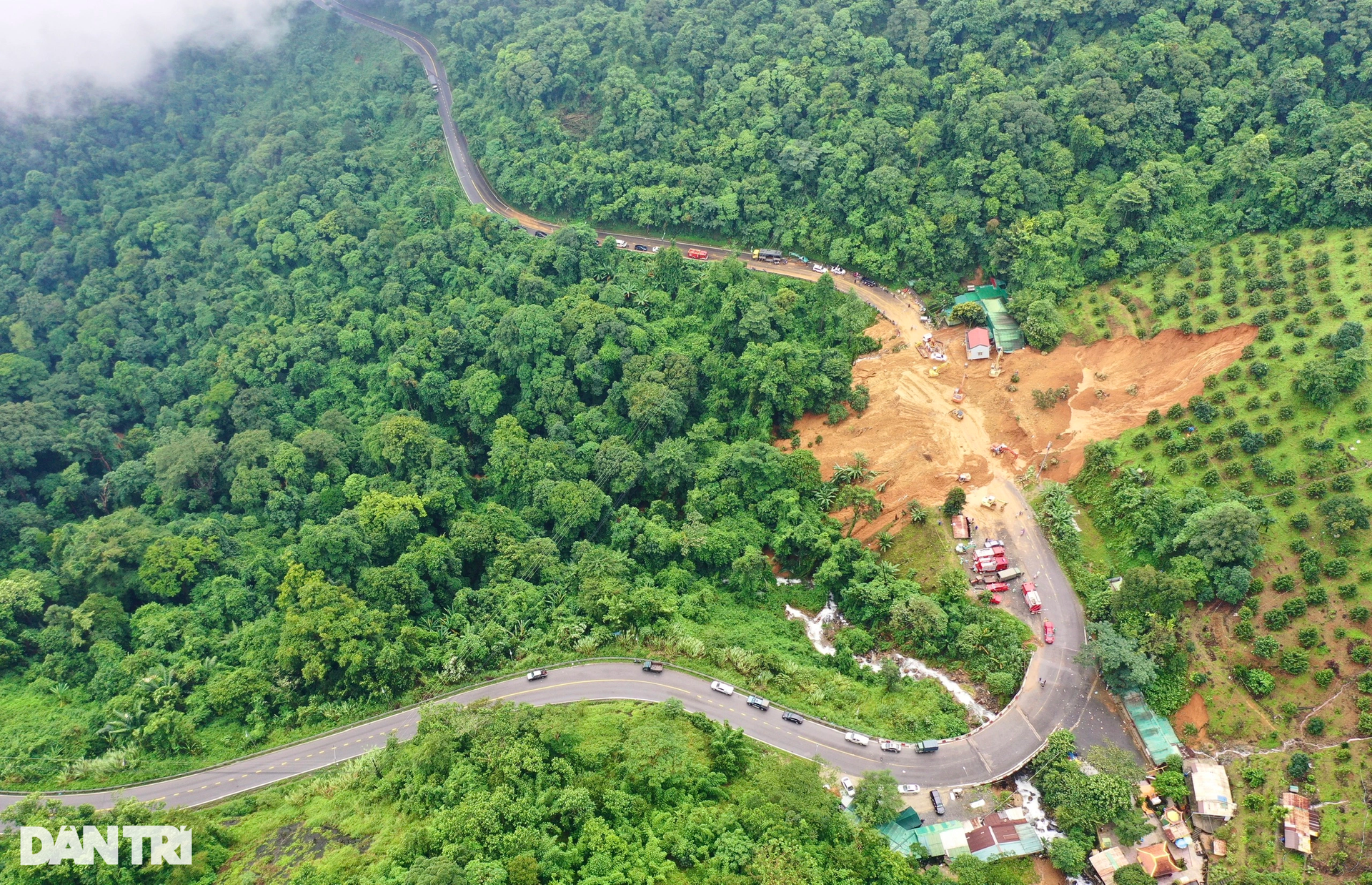 Hiện trường vụ sạt lở khiến 4 người bị vùi lấp ở đèo Bảo Lộc-16