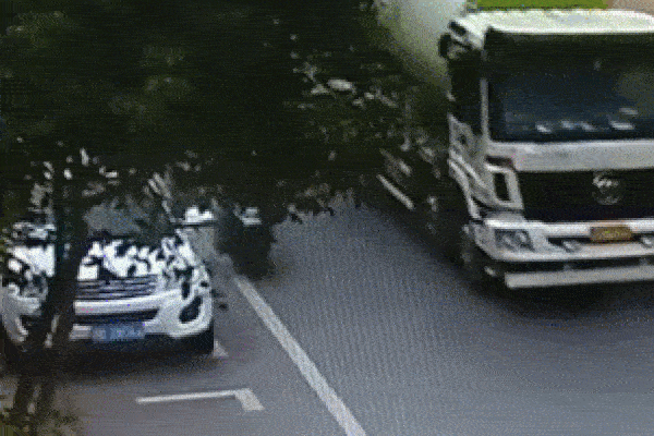 Clip: Tài xế ô tô mở cửa bất cẩn khiến người phụ nữ suýt mất mạng