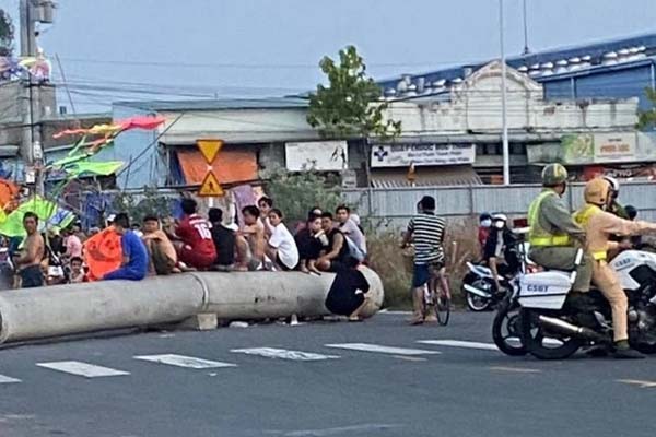 Bất lực đẩy ô tô chết máy giữa đường do ngập sau mưa lớn ở Hà Nội-12