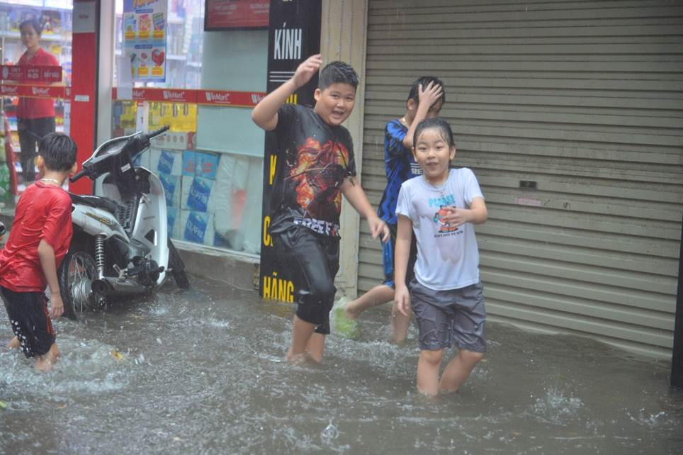 Bất lực đẩy ô tô chết máy giữa đường do ngập sau mưa lớn ở Hà Nội-3