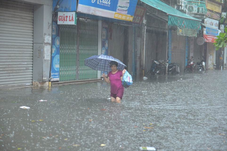 Bất lực đẩy ô tô chết máy giữa đường do ngập sau mưa lớn ở Hà Nội-4