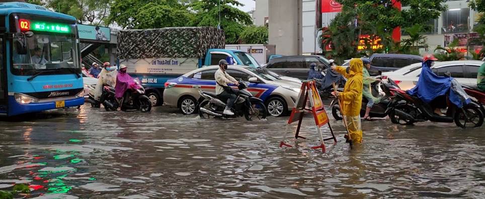 Bất lực đẩy ô tô chết máy giữa đường do ngập sau mưa lớn ở Hà Nội-10