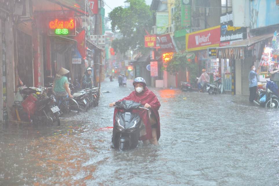 Bất lực đẩy ô tô chết máy giữa đường do ngập sau mưa lớn ở Hà Nội-6