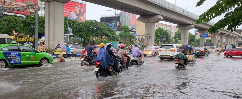 Bất lực đẩy ô tô chết máy giữa đường do ngập sau mưa lớn ở Hà Nội-8