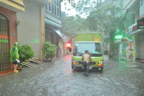 Mưa tầm tã, đường phố Hà Nội tắc không lối thoát-14