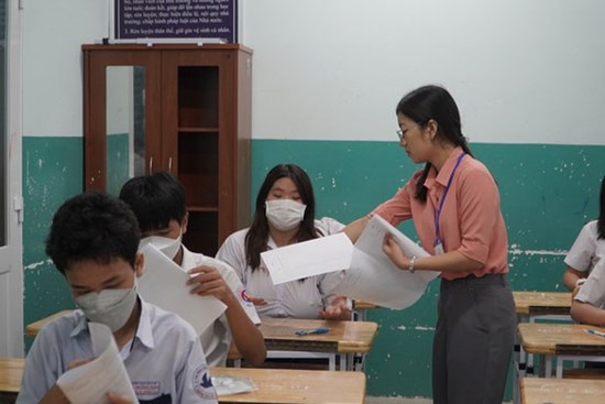 Sở GD-ĐT TP HCM: Hạ điểm chuẩn lớp 10 gây xáo trộn tuyển sinh toàn thành phố