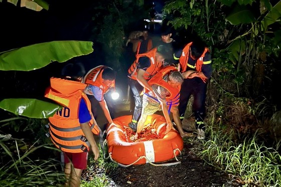 Đồng Nai: Giải cứu 2 ông cháu mắc kẹt vùng ngập lụt-1