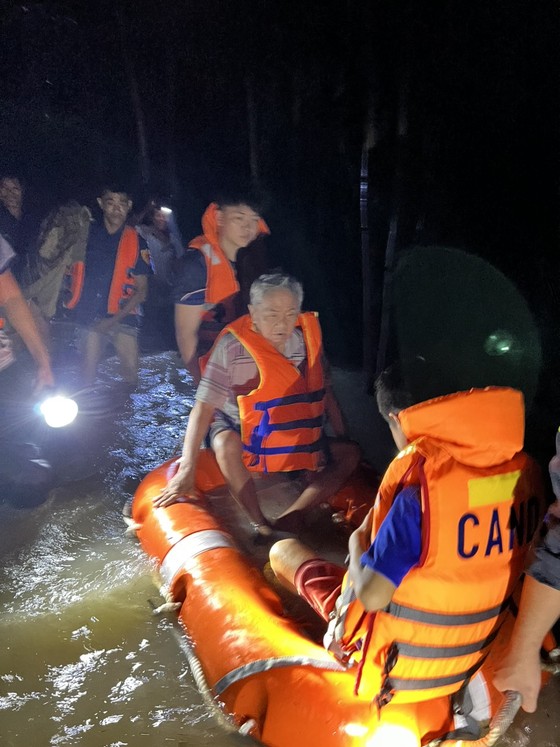 Đồng Nai: Giải cứu 2 ông cháu mắc kẹt vùng ngập lụt-2