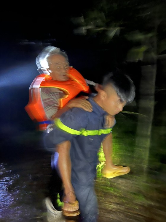 Đồng Nai: Giải cứu 2 ông cháu mắc kẹt vùng ngập lụt-3
