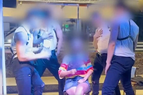 Nhân viên dùng miệng đút thức ăn cho khách, nhà hàng phải đóng cửa-2