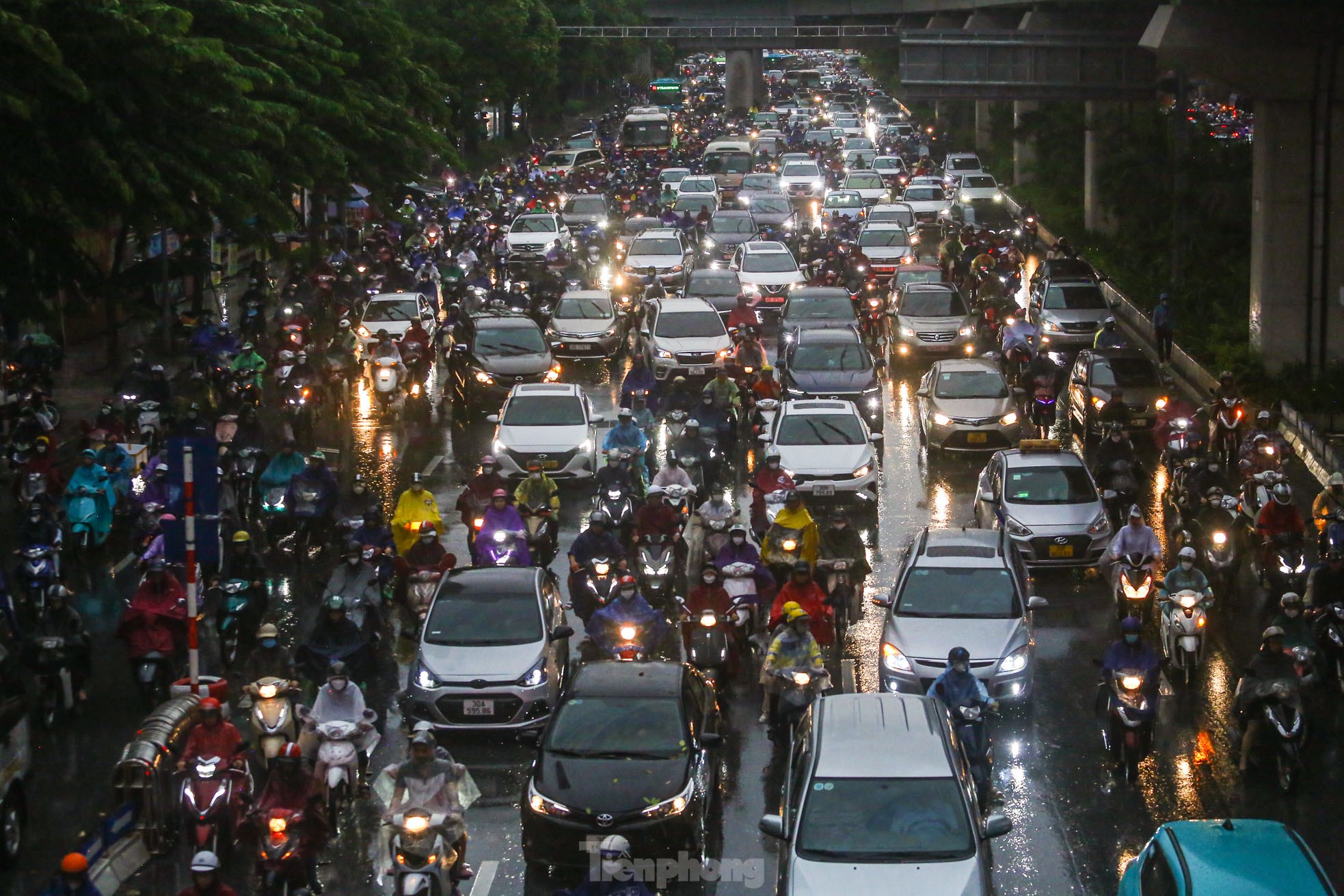 Mưa tầm tã, đường phố Hà Nội tắc không lối thoát-1