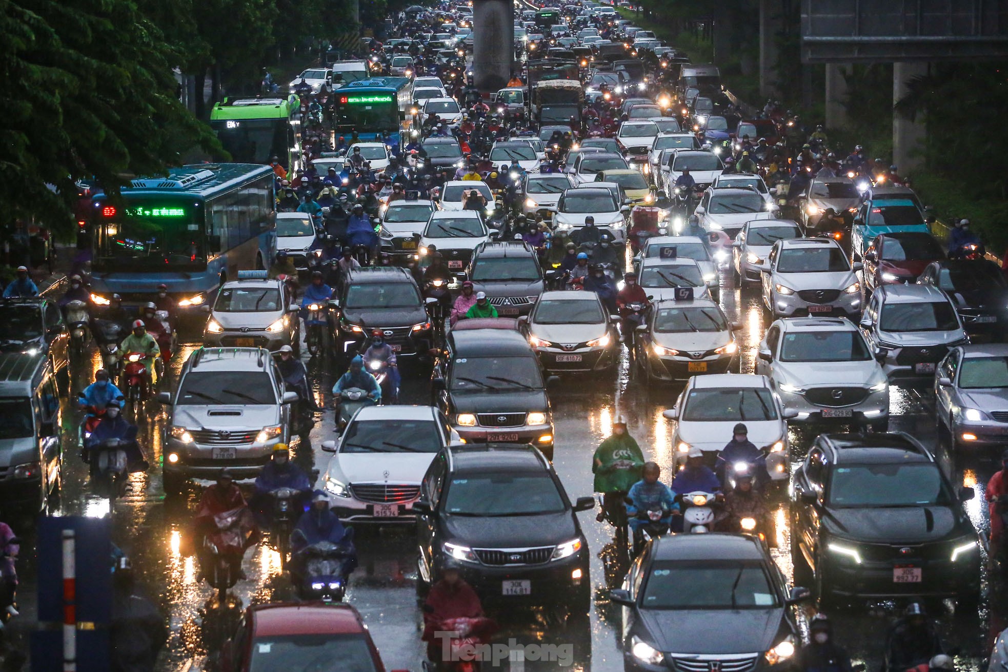 Mưa tầm tã, đường phố Hà Nội tắc không lối thoát-4